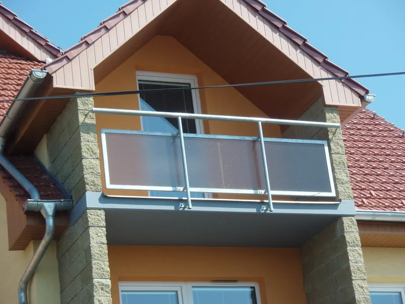 Balkon se skleněnou výplní zábradlí