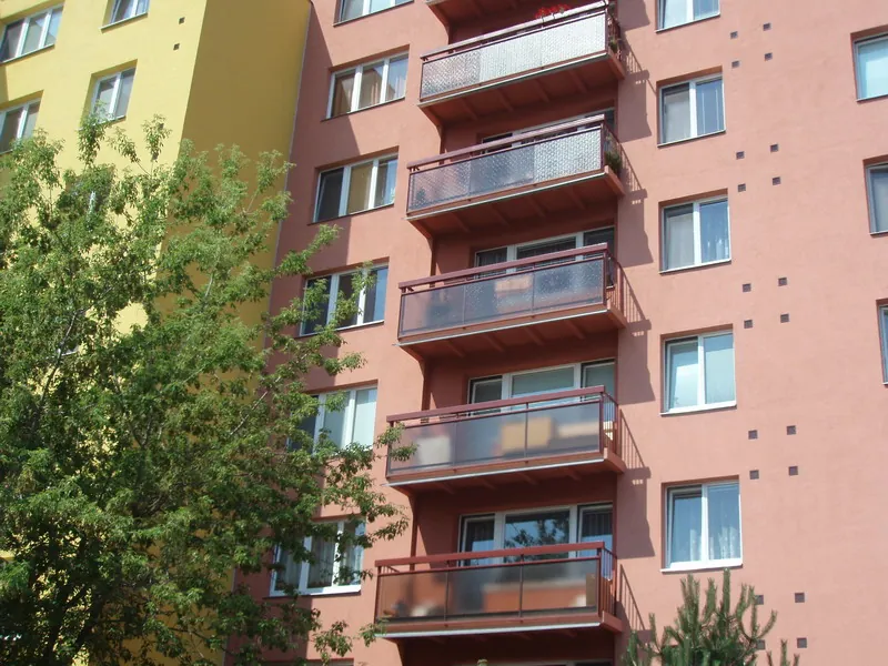 Panelový dům s prosklenými balkony